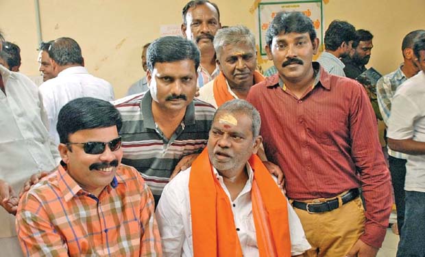 Vinu Chakravarthy (centre) in Apoorva Mahaan Vinu Chakravarthy (centre) in Apoorva Mahaan